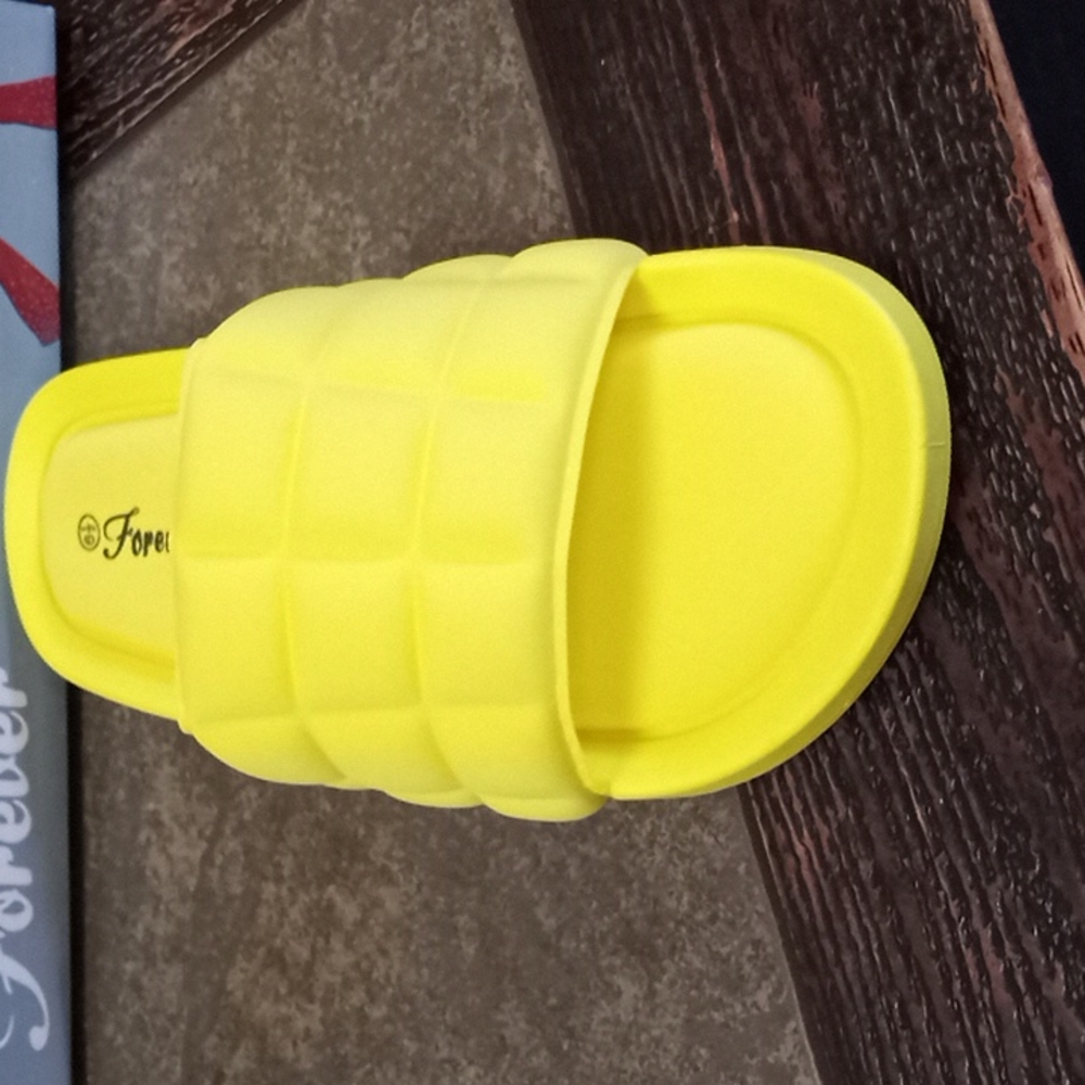 Yellow Slipers - Picture 3 of 5